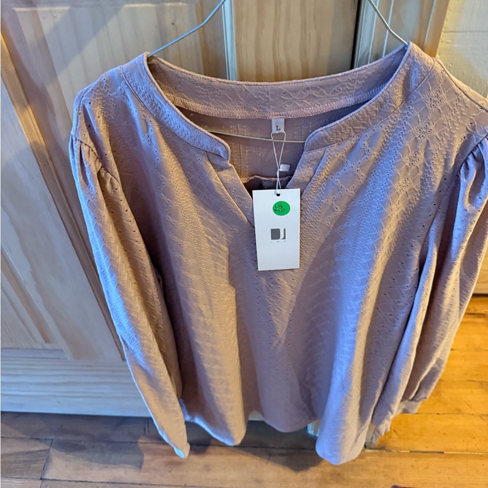 Chic Lace Blouse in Soft Purple